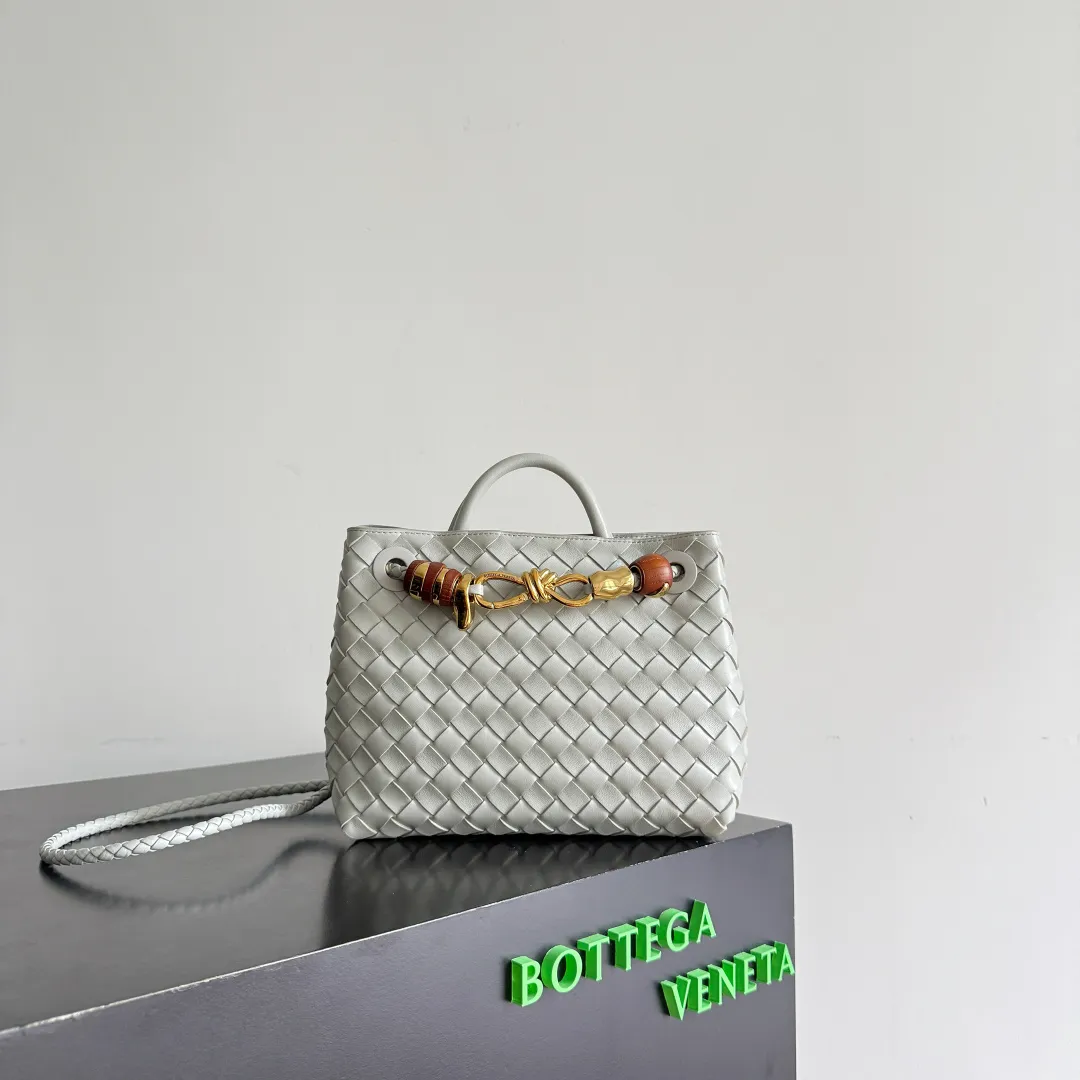 The new Andiamo batch of 3060 BV is shipped‼ ️The classic intercciato weaving process is used to create a soft bag, the metal knot is made of micro-cast aluminum using jewelry technology🪢, and the decorative beads are made of metal and hand-polished oak, allowing you to jump repeatedly between elegance and fun💃, making it unpredictable. Classic and versatile, it shows off your temperament, and the bag has a large capacity, making it very convenient for daily commuting! It has a variety of carrying methods, the shoulder straps can be adjusted by yourself, the original lambskin feels soft and delicate, and the unisex style breaks gender boundaries and brings a more practical and long-lasting use experience. The Andiamo, which has both elegant and casual styles, perfectly interprets the "fashionable old money style". Style number: 743568+wood hardware Color: agate gray Size: 25*22*10.5cm